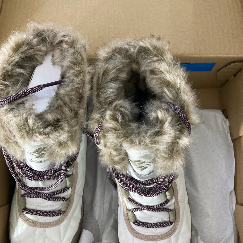 Columbia White and Gray Quilted Winter Boots - Picture 5 of 9